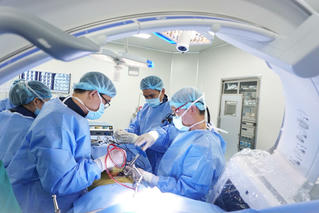 Ưu tiên cho y tế, giáo dục
