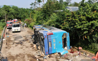 Xe khách mất phanh lao vào taluy, hàng chục người thương vong 