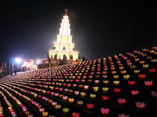 Lung linh Hội Hoa đăng, thành kính Lễ cầu an trên sông Lục Đầu