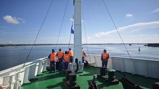 Bộ Tư lệnh Vùng Cảnh sát biển 2 cùng địa phương nắm tình hình biển, đảo 