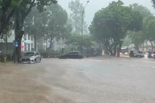 Mưa kéo dài tại Hà Nội, cảnh báo ngập nhiều tuyến phố
