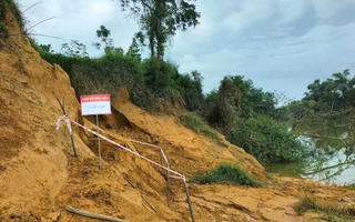 Phát hiện quả bom “khủng” trên bờ sông Ngàn Sâu