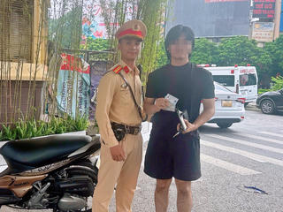 CSGT Hà Nội trao trả ví tiền và giấy tờ bị rơi cho người dân