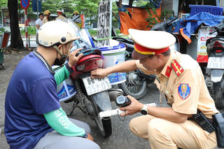 CSGT Hà Nội xử phạt nghiêm hành vi che, dán biển kiểm soát