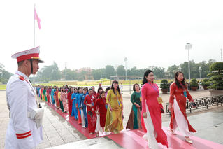 90 nữ đoàn viên Công đoàn tiêu biểu báo công dâng Bác