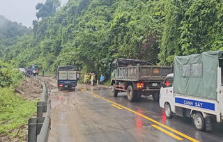 Mưa lớn gây sạt lở, ách tắc cục bộ trên đường Hồ Chí Minh nhánh Tây
