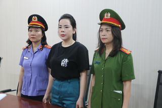 Khởi tố, bắt tạm giam nhóm giả danh bác sĩ "khám bệnh miễn phí" để bán thực phẩm chức năng giá cao