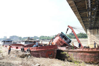 Lực lượng chức năng trục vớt tàu cát bị đắm trên sông Lô