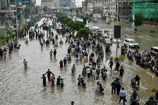 Cảnh báo gần 900 triệu người nghèo phải đối mặt với ‘cú sốc’