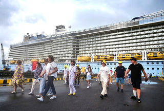 Tàu Ovation of the Seas chở hơn 4.000 hành khách cập cảng Chân Mây 