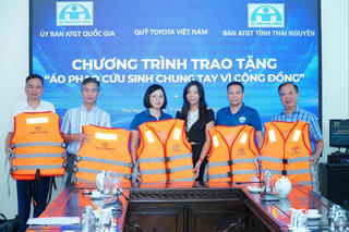 Lần đầu tiên Quỹ Toyota Việt Nam triển khai chương trình trao tặng áo phao cứu sinh