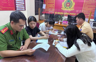 Tuyên Quang: Xác minh nữ sinh ngồi trên xe máy điện quay mặt ra sau