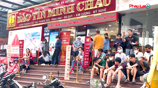 Giá vàng hạ nhiệt, phố Trần Nhân Tông vẫn nóng rực người mua