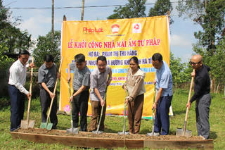 Báo Pháp luật Việt Nam trao 3 “Mái ấm tư pháp” tại Hà Tĩnh