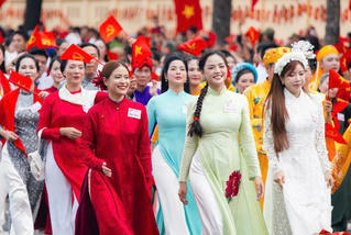 Làm gì để văn nghệ sĩ sống được với nghề?