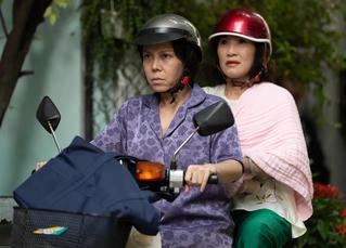 Phim có Việt Hương, Hồng Đào dẫn đầu phòng vé