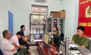 Bắc Ninh khuyến khích người dân đổi giấy phép lái xe mô tô bằng giấy sang vật liệu PET