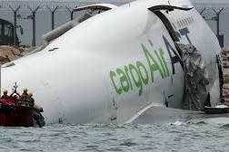 Máy bay chở hàng trượt khỏi đường băng khiến 2 người thiệt mạng