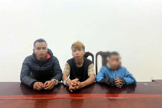 Dùng dao khống chế bạn nhậu để cướp xe máy