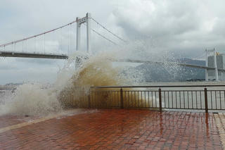 Sóng lớn đánh sập đoạn bờ kè sông Hàn, TP Đà Nẵng kêu gọi tàu thuyền tránh trú bão