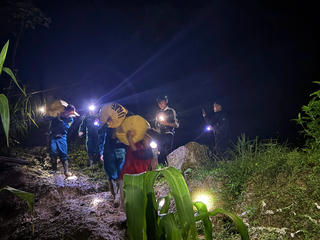 Đà Nẵng: Vết nứt dài hơn 50m đe dọa khu dân cư, di dời khẩn hàng chục hộ dân trong đêm