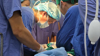 Nghẹt thở ca phẫu thuật xuyên đêm gỡ thanh sắt đâm xuyên mặt nam sinh 