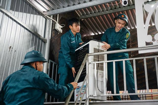 Lực lượng chức năng Đà Nẵng gõ cửa từng nhà hỗ trợ dân kê đồ, di dời tài sản 