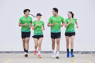 Mở túi race kit 'Thịnh vượng' từ VPBank Hanoi International Marathon 2025
