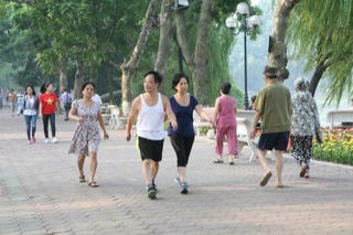 Đi bộ giúp giảm 40% nguy cơ tử vong ở người lớn tuổi