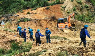 TP Đà Nẵng: Dân quân xã Hùng Sơn nỗ lực thông đường sạt lở lên cửa khẩu phụ Việt Nam - Lào