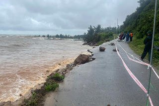 Huế: 63 hộ dân bị cô lập do sạt lở đường ven biển, chính quyền ban hành lệnh khẩn cấp