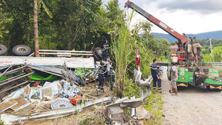 Xe tải mất lái tông dải phân cách trên Quốc lộ, 2 người chết, 2 người bị thương