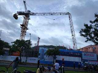 Gãy cần cẩu đang thi công công trình chung cư tại Đà Nẵng