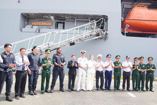 Tàu HMNZS AOTEAROA của Hải quân New Zealand thăm xã giao TP Hồ Chí Minh