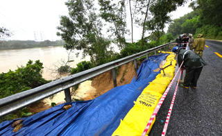 Khắc phục tạm thời các điểm sạt lở trên Quốc lộ 49 (Huế)