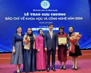 Báo Pháp luật Việt Nam nhận Giải thưởng báo chí về khoa học và công nghệ năm 2024