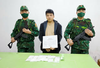 Bắtquả tang đối tượng vận chuyển trái phép 8kg bạc qua Cửa khẩu quốc tế Móng Cái