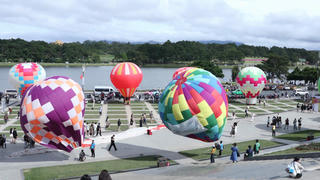 20 khinh khí cầu "khoe sắc" trên trời xanh Đà Lạt