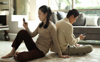 “Ngoại tình số” – Khi hôn nhân rơi xuống vực chỉ vì… một cú chạm màn hình