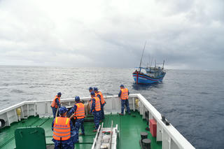 Tàu Cảnh sát biển 369 kịp thời cứu nạn tàu cá gặp sự cố tại vùng biển Trường Sa