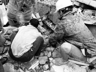 5 người trong một gia đình thương vong do nhà hàng xóm sập móng nhà 