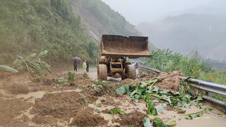 Sạt lở nghiêm trọng trên đèo Lò Xo 