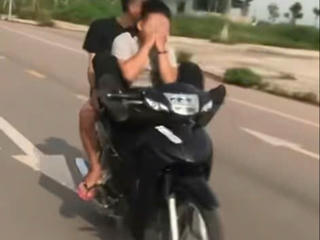 Xử lý nghiêm thiếu niên điều khiển mô tô bằng chân, 'khoe chiến tích' trên mạng xã hội