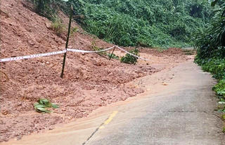Mưa lớn kéo dài, thủy điện xả lũ, đường vùng cao Đà Nẵng sạt lở nghiêm trọng 