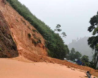 Mưa lớn kéo dài, nhiều xã miền núi Đà Nẵng sạt lở, hàng trăm người phải sơ tán khẩn cấp