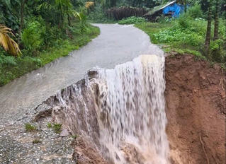 Mưa lớn gây sạt lở, giao thông miền núi Quảng Ngãi bị ách tắc 