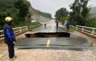 Nhiều tai nạn thương tâm do mưa lớn ở Đà Nẵng và Quảng Ngãi