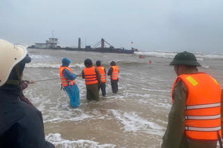 Ứng cứu thành công 4 thuyền viên tàu gặp sự cố trên biển Quảng Trị