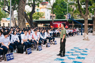 Gần 2.100 học sinh THPT Phan Đình Phùng hào hứng hưởng ứng chiến dịch “Không Một Mình” 