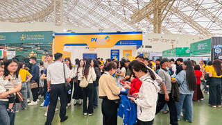 Khách hàng trải nghiệm tài chính số cùng PVcomBank tại Hội chợ mùa Thu 2025